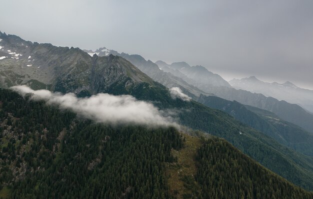Montagnes couvertes de brouillard