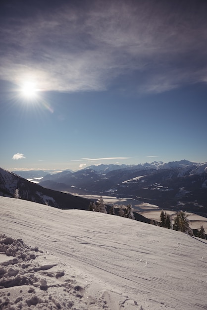 Montagnes couvertes de neige en hiver