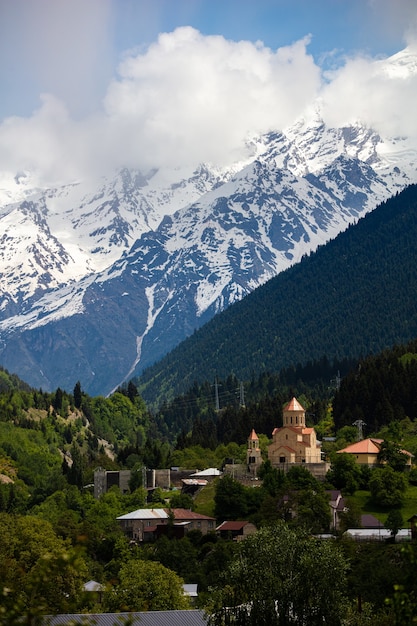 Montagnes couvertes de neige un jour nuageux