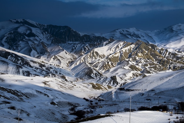 Montagnes enneigées en hiver