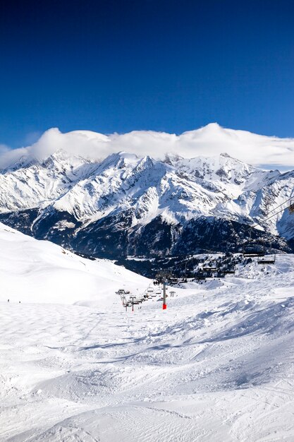 Montagnes avec de la neige en hiver, Alpes, France