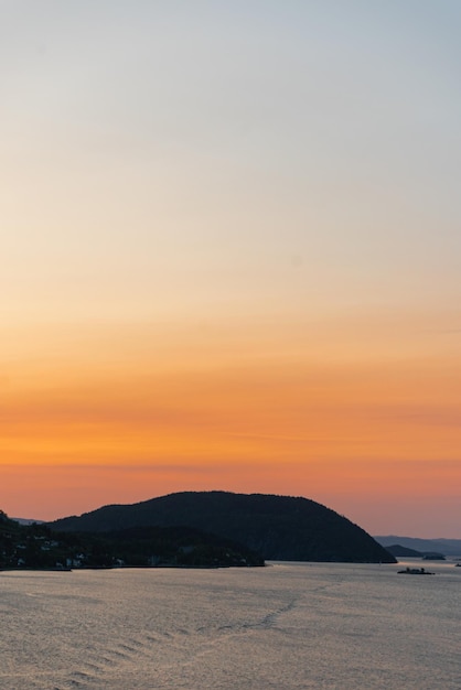 Photo gratuite les montagnes norvégiennes le soir