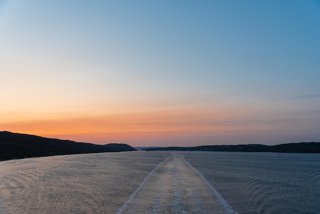 Photo gratuite les montagnes norvégiennes le soir