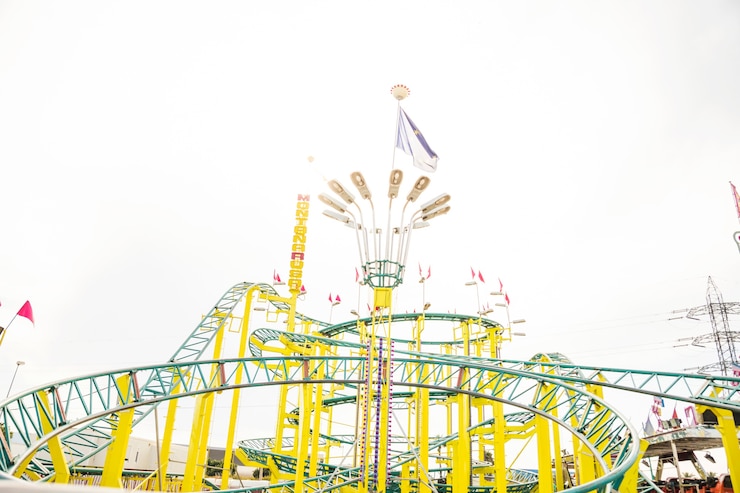 Photo gratuit montagnes russes dans le parc d&#39;attractions
