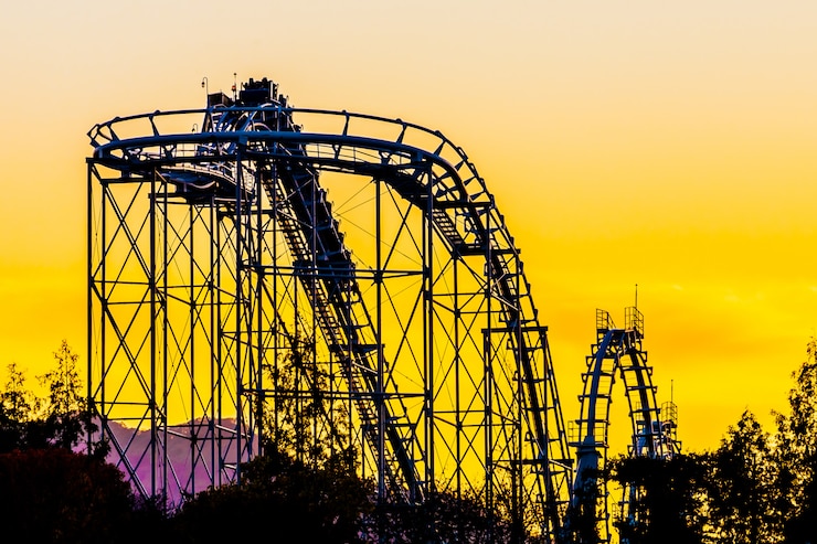 Photo gratuit montagnes russes silhouette