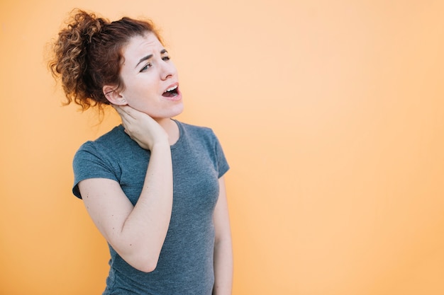 Monter la femme avec le cou blessé