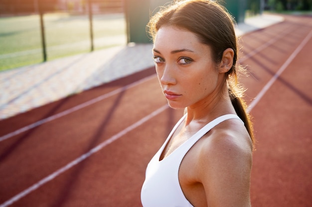 Photo gratuite monter la femme sur la vue latérale de la piste de course