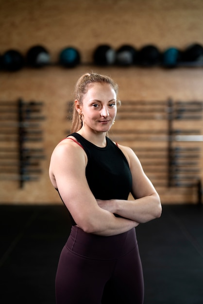 Photo gratuite monter la femme à la vue latérale de la salle de sport