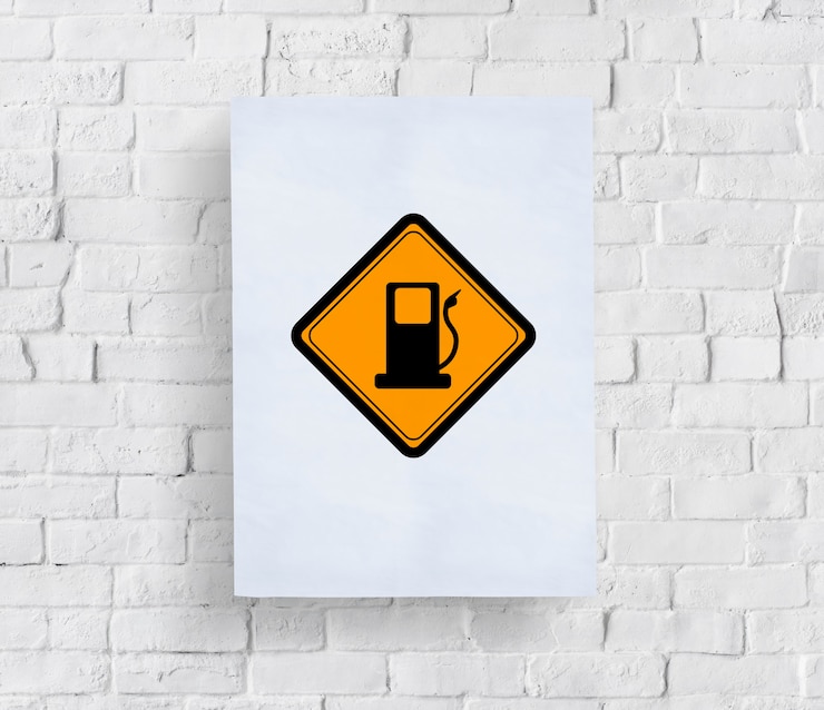 Photo gratuit montrant le signe de carburant de la station-service