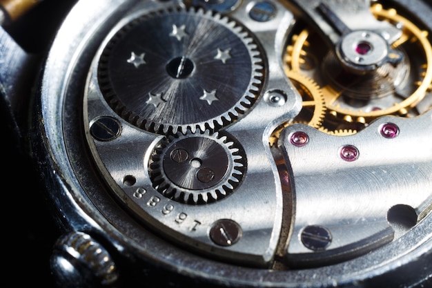 Montre-bracelet antique avec engrenages et roues dentées en métal détail de la macro de machines de montre