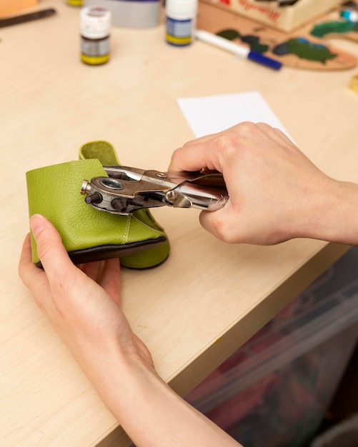 Photo gratuite montre enfant en cuir vert