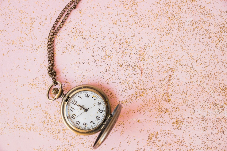 Photo gratuit montre de poche à paillettes sur table