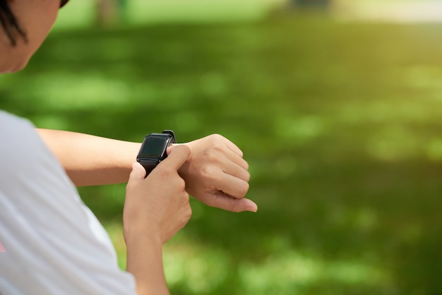 Montre de remise en forme sur le poignet des femmes