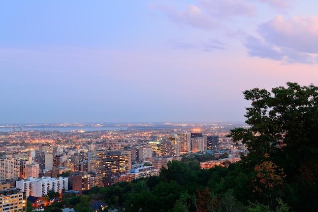 Montréal au crépuscule avec des gratte-ciel urbains vus du Mont Royal