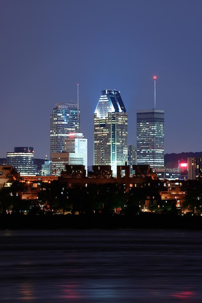 Montréal sur la rivière au crépuscule avec les lumières de la ville et les bâtiments urbains