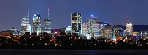Montréal sur la rivière au crépuscule