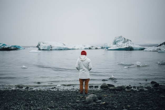 Montres touristiques glacier dans l'eau en Islande