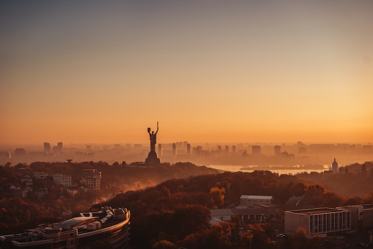 Photo gratuit monument de la mère patrie au coucher du soleil. à kiev, ukraine.