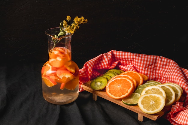 Photo gratuite moody fruit nature morte