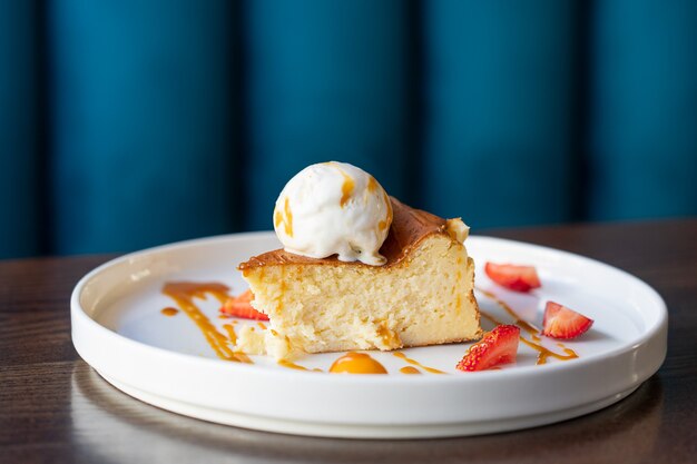 Delicieux Gateau Avec Une Cuillere A Creme Glacee Et Des Bonbons Sur Une Plaque Blanche Pour La Fete De L Independance Photo Gratuite Delicieux Gateau Avec Une Cuillere A Creme Glacee Et Des Bonbons Sur Une Plaque Blanche Pour La Fete De L Independance Photo Gratuite