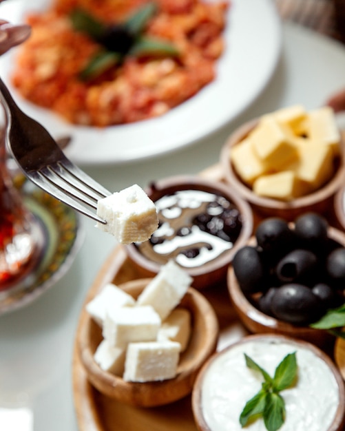 Photo gratuite un morceau de fromage blanc sur la fourche