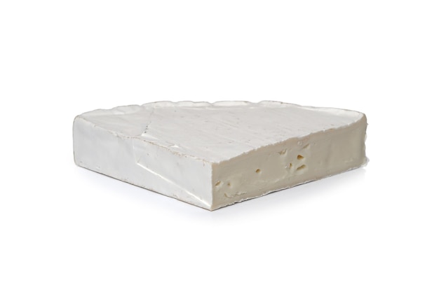 Morceau de fromage sur une surface blanche