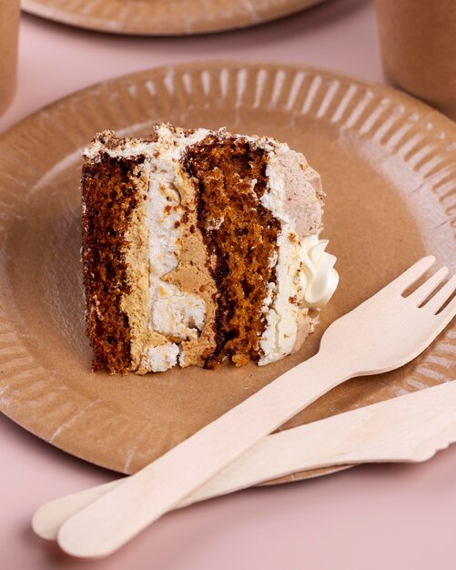 Morceau de gâteau à angle élevé sur assiette