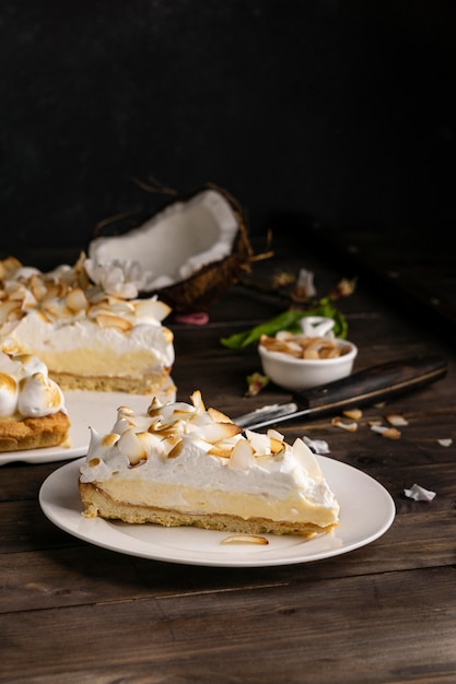 Morceau de gâteau à angle élevé sur plaque