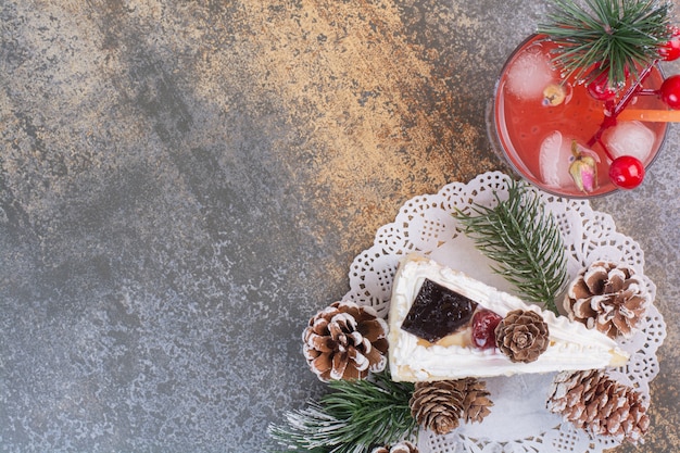 Photo gratuite un morceau de gâteau aux pommes de pin et jus de fraise froid avec de la paille