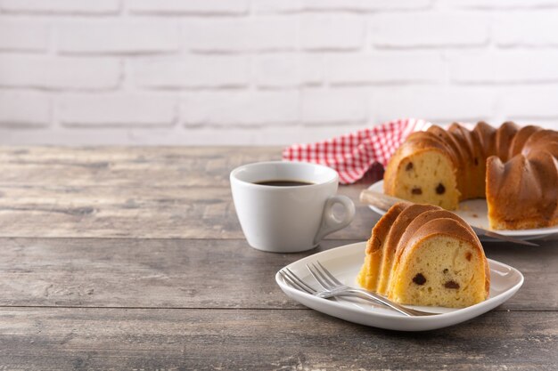 Morceau de gâteau bundt traditionnel aux raisins secs sur table en bois