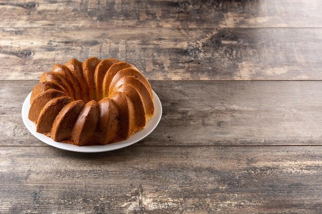 Morceau de gâteau bundt traditionnel aux raisins secs sur table en bois