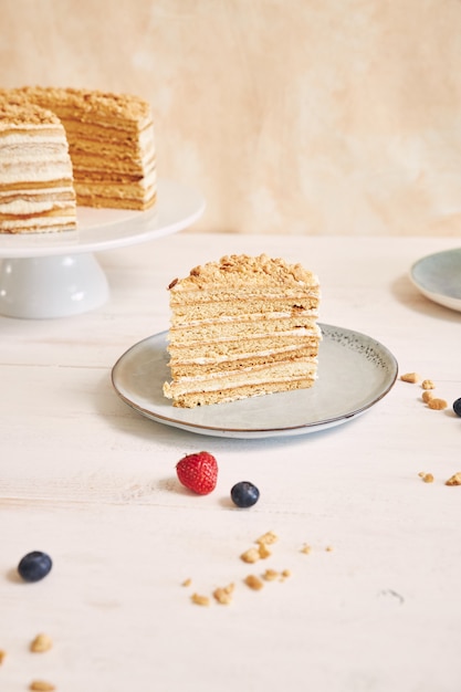 Morceau De Gâteau Avec De La Crème Et Une Garniture De Chapelure Dans Une Assiette Sur La Table