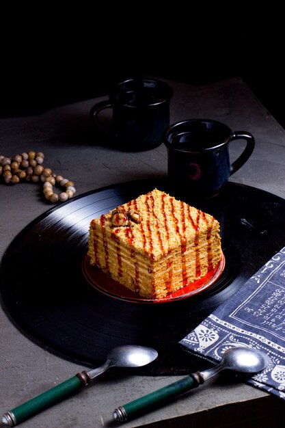 Photo gratuite morceau de gâteau versé avec sauce