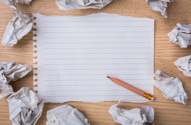 Photo gratuite morceau de papier avec des boules de papier autour de