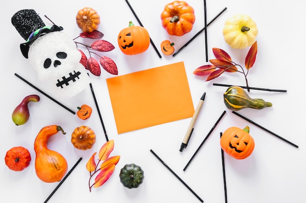 Photo gratuite morceau de papier orange entouré de décorations d'halloween