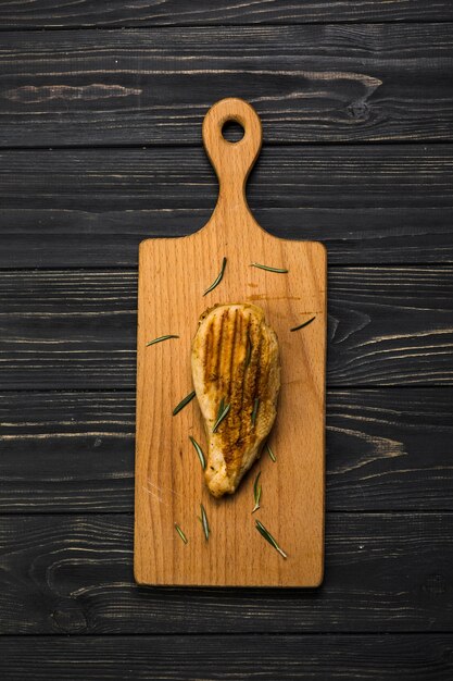 Morceau de poulet sur une planche à découper