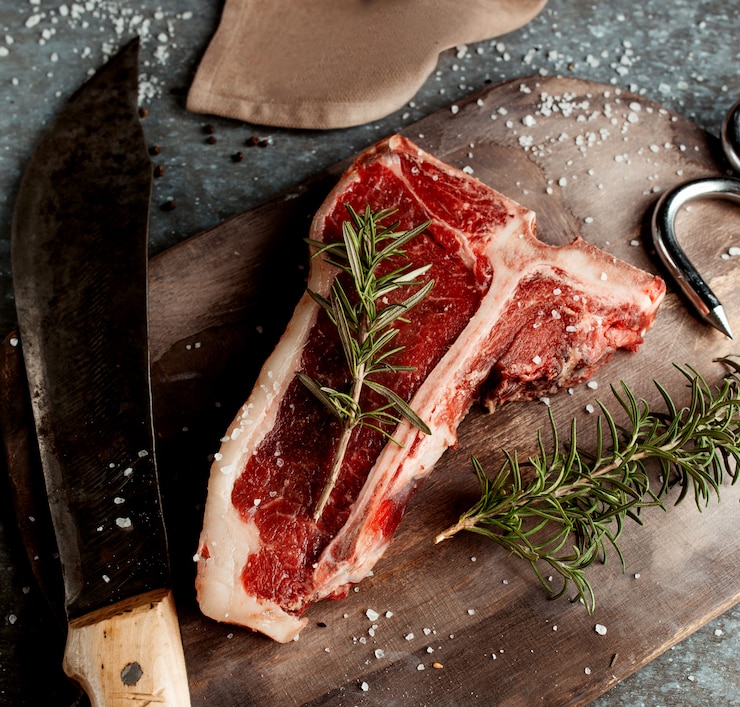 Photo gratuit morceau de steak frais avec rosemarie et sel