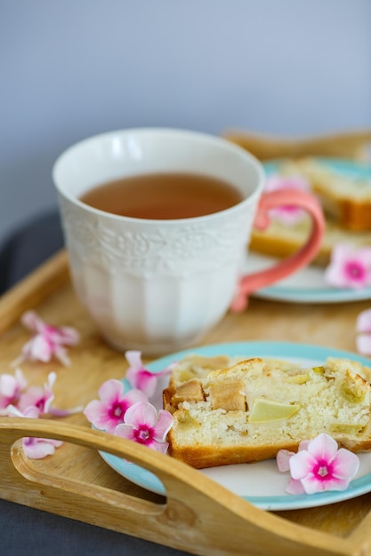 Un morceau de tarte aux pommes sur une assiette