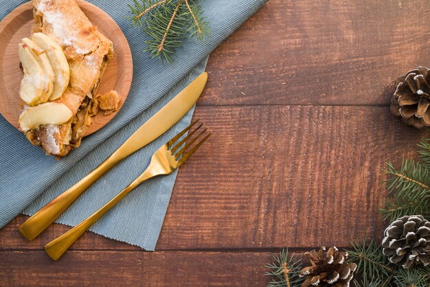 Morceau de tarte aux pommes sur une plaque en bois