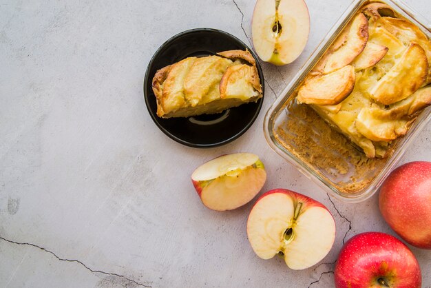 Morceau de tarte aux pommes sur plaque