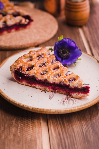 Morceau de tarte savoureuse sur une assiette