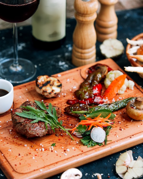 Morceau de viande frite aux légumes