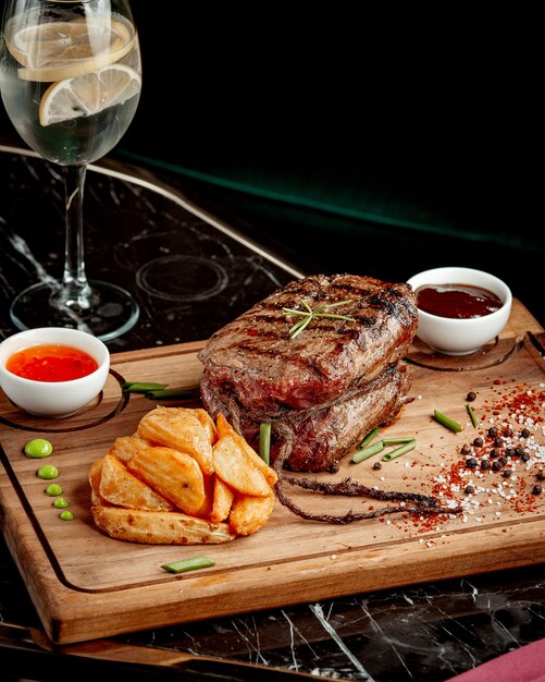 Morceau de viande frite et frites avec sauces