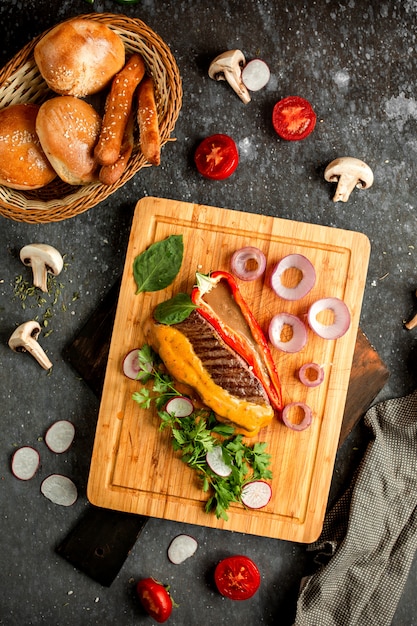 Un morceau de viande à la moutarde et sauce aux champignons au poivre