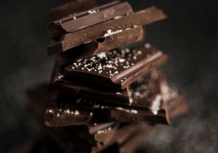 Photo gratuit morceaux de chocolat et arrière-plan flou