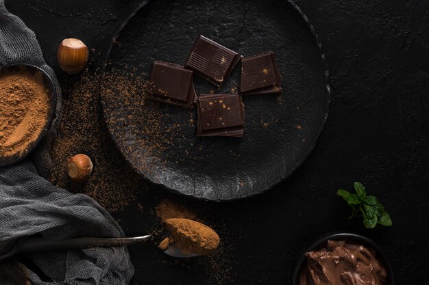 Morceaux de chocolat sur une assiette plate