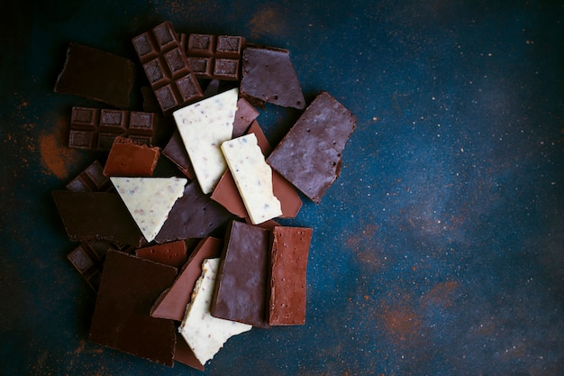 Morceaux de chocolat noir, blanc et au lait. Vue de dessus