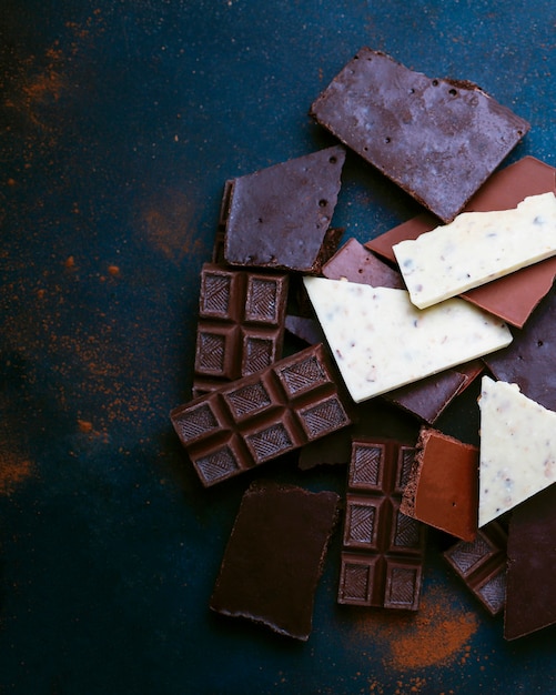 Morceaux de chocolat noir, blanc et au lait. Vue de dessus