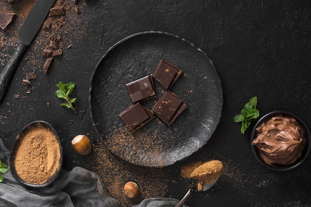 Morceaux de chocolat sucré sur plaque