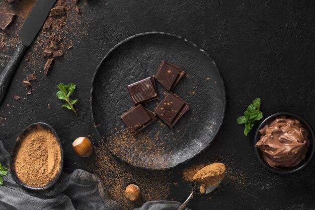 Morceaux de chocolat sucré sur plaque